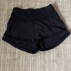 black lululemon shorts